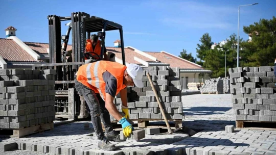 Kuşadası'nda yol yapım çalışmaları Türkmen Mahellesi'ne yoğunlaştı
