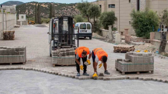 Kuşadası'nda yol yenileme çalışmaları sürüyor