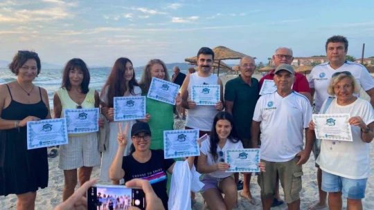 Kuşadası'nda yumurtadan çıkan son yavru caretta da özgürlüğe kulaç attı