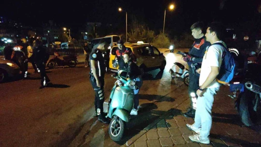 Kuşadası'nda Yunus timlerinin yaptığı şok uygulamalarında ruhsatsız silah ele geçirildi