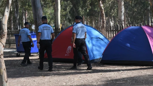 Kuşadası'nda zabıta ekiplerinden çadır ve karavan denetimi