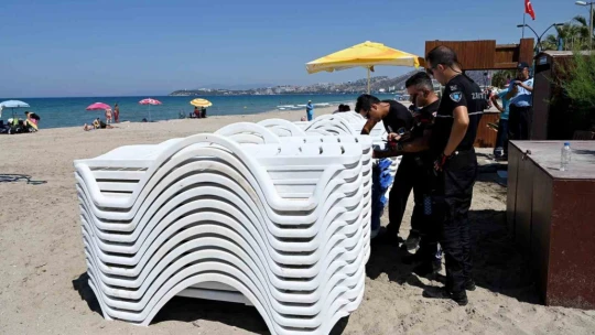Kuşadası'nda zabıtadan şezlong ve şemsiye denetimi