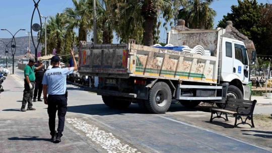 Kuşadası'nda zabıtadan şezlong ve şemsiye denetimi