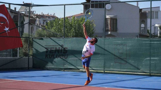 Kuşadası'nda Zafer Bayramı coşkusu tenis turnuvasıyla kutlanıyor