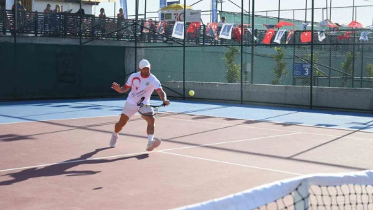 Kuşadası'nda Zafer Bayramı coşkusu tenis turnuvasıyla kutlanıyor