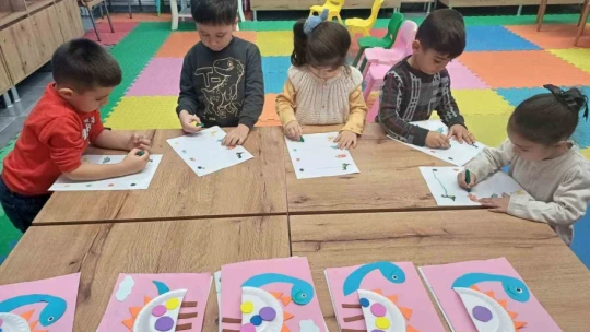 Kuşadası'ndaki çocuklar için dinazor atölyesi düzenlendi