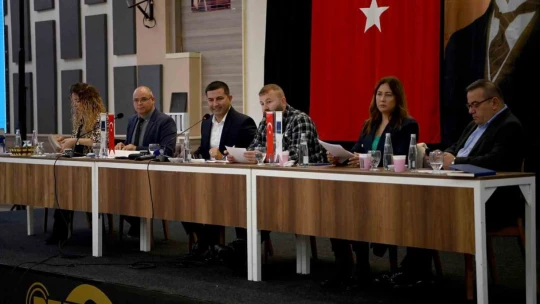 Kuşadası'ndaki meclis toplantısında turistik tesislerin katkısı dikkat çekti