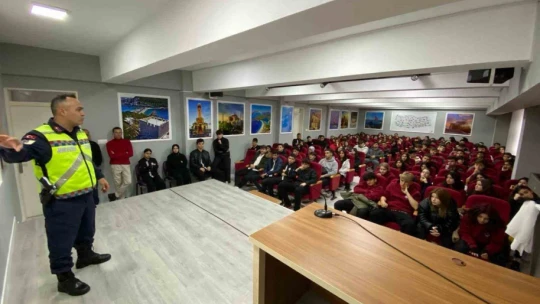 Kuşadası'ndaki öğrencilere trafik eğitimi