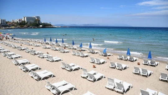 Kuşadası'nın halk plajlarında şemsiye ve şezlonglar artık ücretsiz