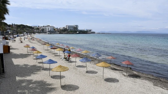 Kuşadası'nın halk plajlarında şemsiye ve şezlonglar artık ücretsiz