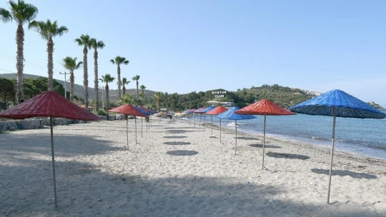 Kuşadası'nın halk plajlarında şemsiye ve şezlonglar artık ücretsiz