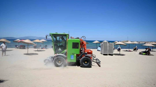 Kuşadası plajlarına son model kum temizleme aracı