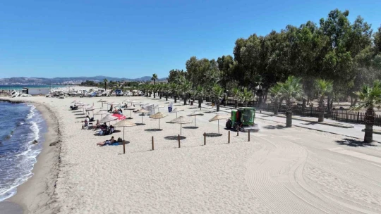 Kuşadası plajlarına son model kum temizleme aracı