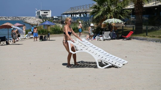 Kuşadası plajlarında ücretsiz şezlong ve şemsiye hizmeti başladı
