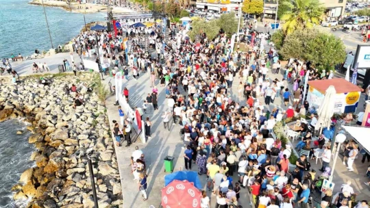 Kuşadası Sokak Festivali 5 bin kişilik keşkek rekoru denemesi ile final yaptı