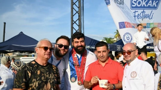 Kuşadası Sokak Festivali 5 bin kişilik keşkek rekoru denemesi ile final yaptı