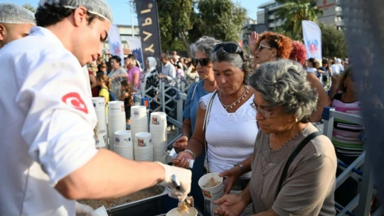 Kuşadası Sokak Festivali 5 bin kişilik keşkek rekoru denemesi ile final yaptı