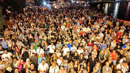 Kuşadası Sokak Festivali'nin ilk gününde Necati ve Saykolar rüzgarı esti