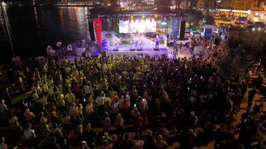 Kuşadası Sokak Festivali'nin ilk gününde Necati ve Saykolar rüzgarı esti