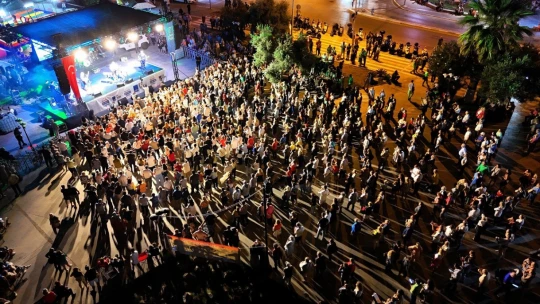 Kuşadası Sokak Festivali'nin ilk gününde Necati ve Saykolar rüzgarı esti