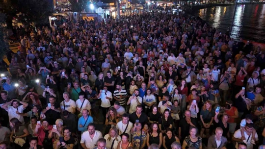 Kuşadası Sokak Festivali'nin ilk gününde Necati ve Saykolar rüzgarı esti