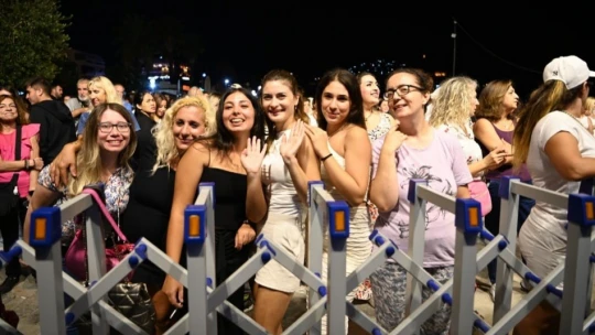 Kuşadası Sokak Festivali'nin ilk gününde Necati ve Saykolar rüzgarı esti