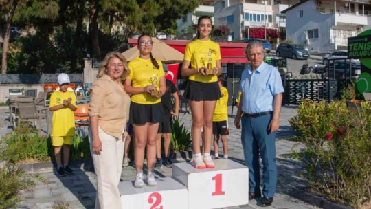 Kuşadası Tenis Kulübü'nde 19 Mayıs turnuvası heyecanı yaşandı
