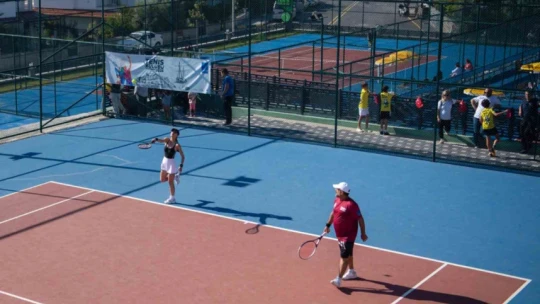 Kuşadası Tenis Kulübü'nde 19 Mayıs turnuvası heyecanı yaşandı