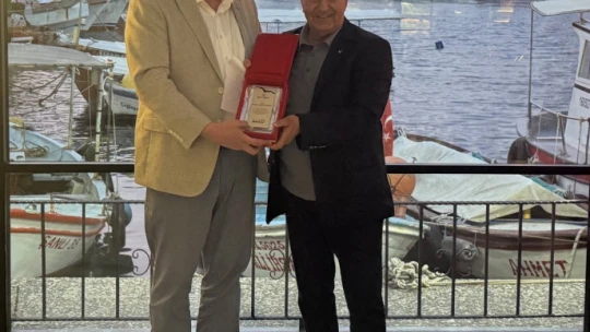 Kuşadası Ticaret Odası'nda Meclis Üyelerine plaket verildi