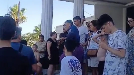 Kuşadası Vav Otel çalışanları alacaklarının verilmediği gerekçesiyle eylem başlattı