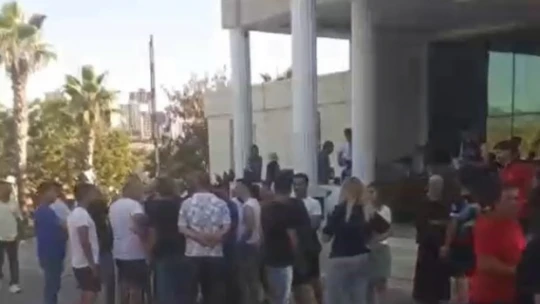 Kuşadası Vav Otel çalışanları alacaklarının verilmediği gerekçesiyle eylem başlattı