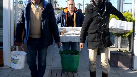 Kuşadası Belediyesi'nden balıkçı esnafına malzeme desteği