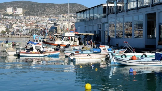 Kuşadası Belediyesi'nden balıkçı esnafına malzeme desteği