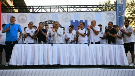 Kuşadasıspor yeni transferleri için imza töreni düzenledi