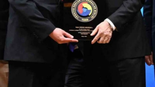 KUTO Başkanı Akdoğan'a ödülü Cumhurbaşkanı Erdoğan tarafından takdim edildi