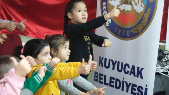 Kuyucak Belediyesi öğrencilerin yüzünü güldürdü