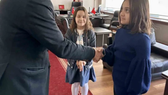 Kuyucak Kaymakamı Niyazi'den BİLSEM öğrencilerine hediye