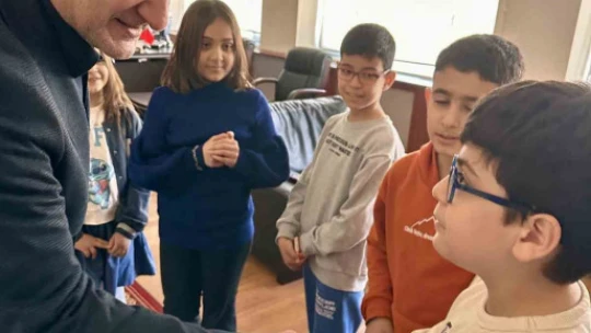 Kuyucak Kaymakamı Niyazi'den BİLSEM öğrencilerine hediye