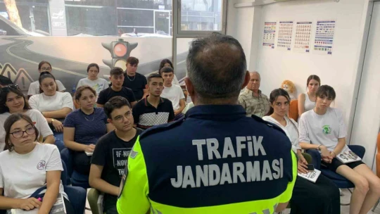 Kuyucak'ta 85 sürücü adayı trafik konusunda bilgilendirildi