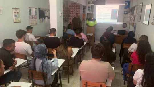 Kuyucak'ta 85 sürücü adayı trafik konusunda bilgilendirildi