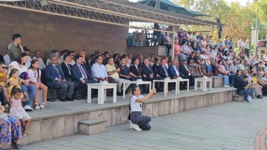 Kuyucak'ta kurtuluş coşkusu meydanlara sığmadı