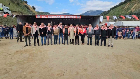 Kuyucak'taki deve güreşlerini 15 bin kişi izledi