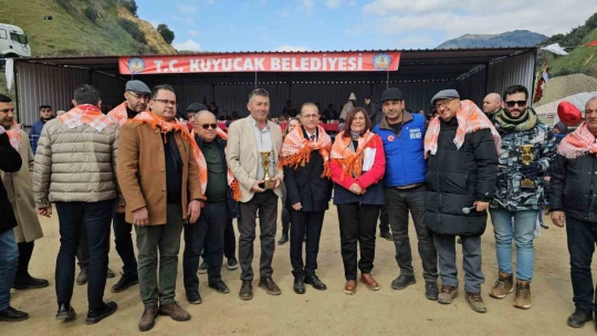 Kuyucak'taki deve güreşlerini 15 bin kişi izledi