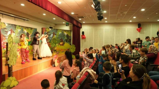 Kuyucaklı çocuklar müzikli çocuk oyununda buluştu