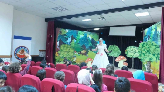 Kuyucaklı çocuklar müzikli çocuk oyununda buluştu