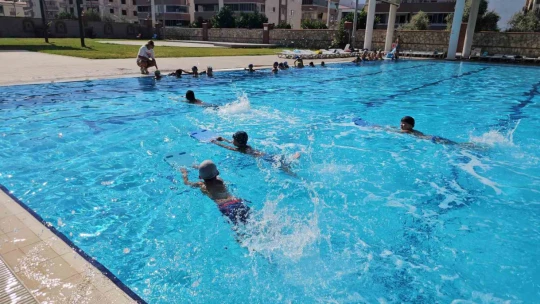 Kuyucaklı çocuklar yüzme öğreniyor