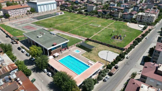 Kuyucaklı çocuklar yüzme öğreniyor