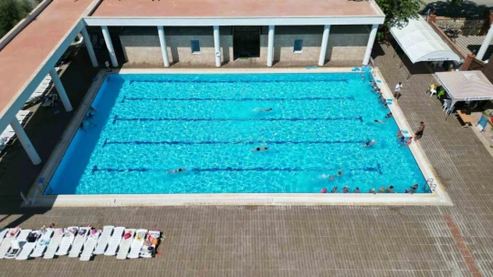 Kuyucaklı çocuklar yüzme öğreniyor