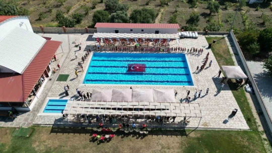 Kuyucaklı çocuklar yüzmedeki hünerlerini sergiledi