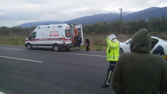 Kuyucak'ta lastiği patlayan araç takla attı: 4 yaralı